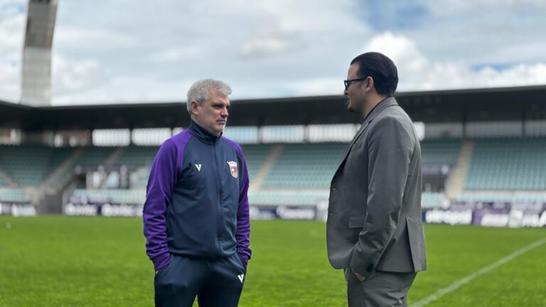 Javier Álvarez de los Mozos en la presentación como nuevo entrenador del Palencia CF, junto al presidente, Sadok Moumni