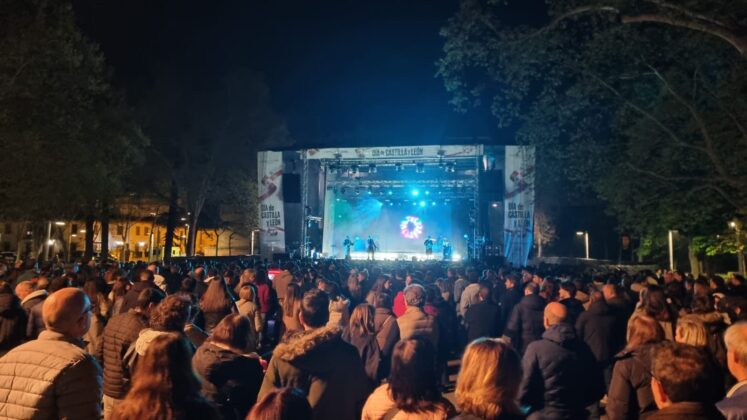 Miss Caffeina y Stereo Grace actuando en el Parque del Salón