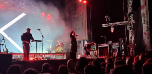 Miss Caffeina y Stereo Grace actuando en el Parque del Salón