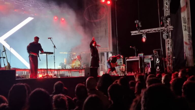 Miss Caffeina y Stereo Grace actuando en el Parque del Salón