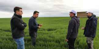 Estancia formativa en la explotación agrícola de Jesús Revilla (21) en Autilla del Pino (Palencia), en la imagen junto a los alumnos, Alberto López(D) y Guillermo Gallardo(2D)