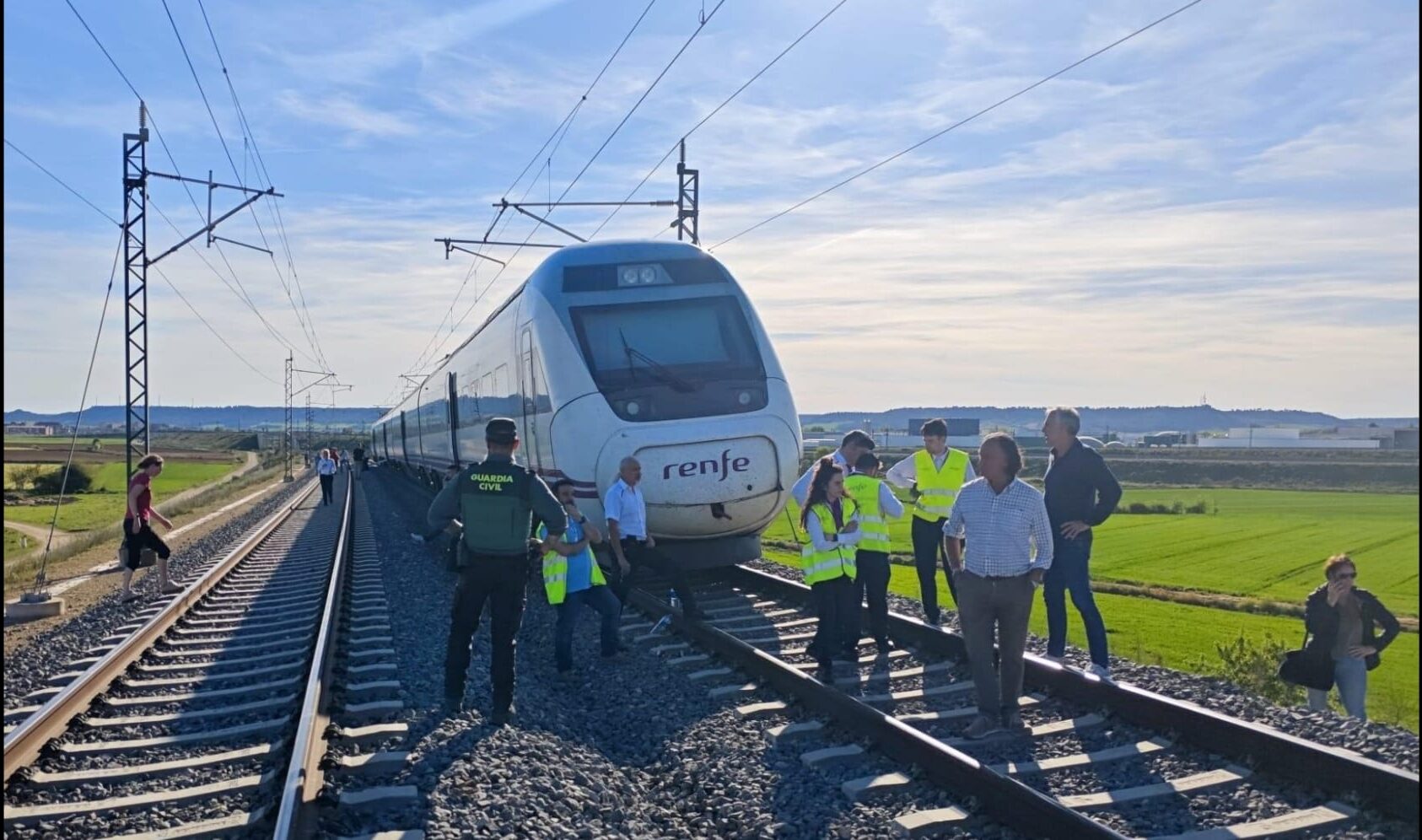 Imagen del tren en la línea de Alta Velocidad detenido cerca de Venta de Baños. / Guardia Civil