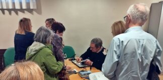 Vicente Vázquez presenta en Guardo su libro de relatos sobre la memoria y el paso del tiempo