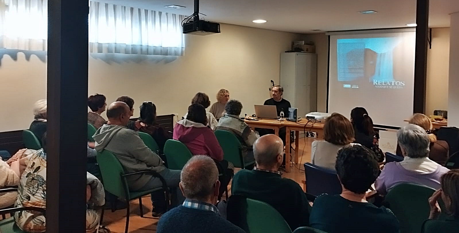 Vicente Vázquez presenta en Guardo su libro de relatos sobre la memoria y el paso del tiempo