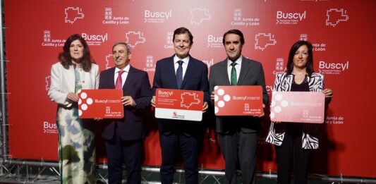 El presidente autonómico, Alfonso Fernández Mañueco, presenta la nueva tarjeta de transporte gratuito en autobús de la Junta.