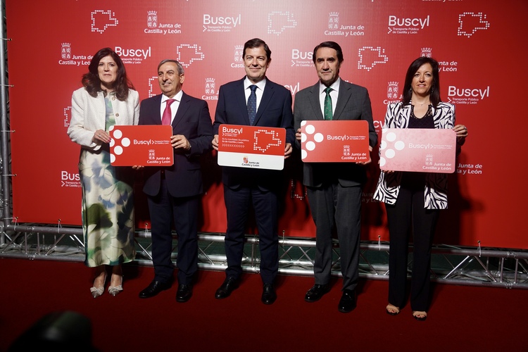 El presidente autonómico, Alfonso Fernández Mañueco, presenta la nueva tarjeta de transporte gratuito en autobús de la Junta.