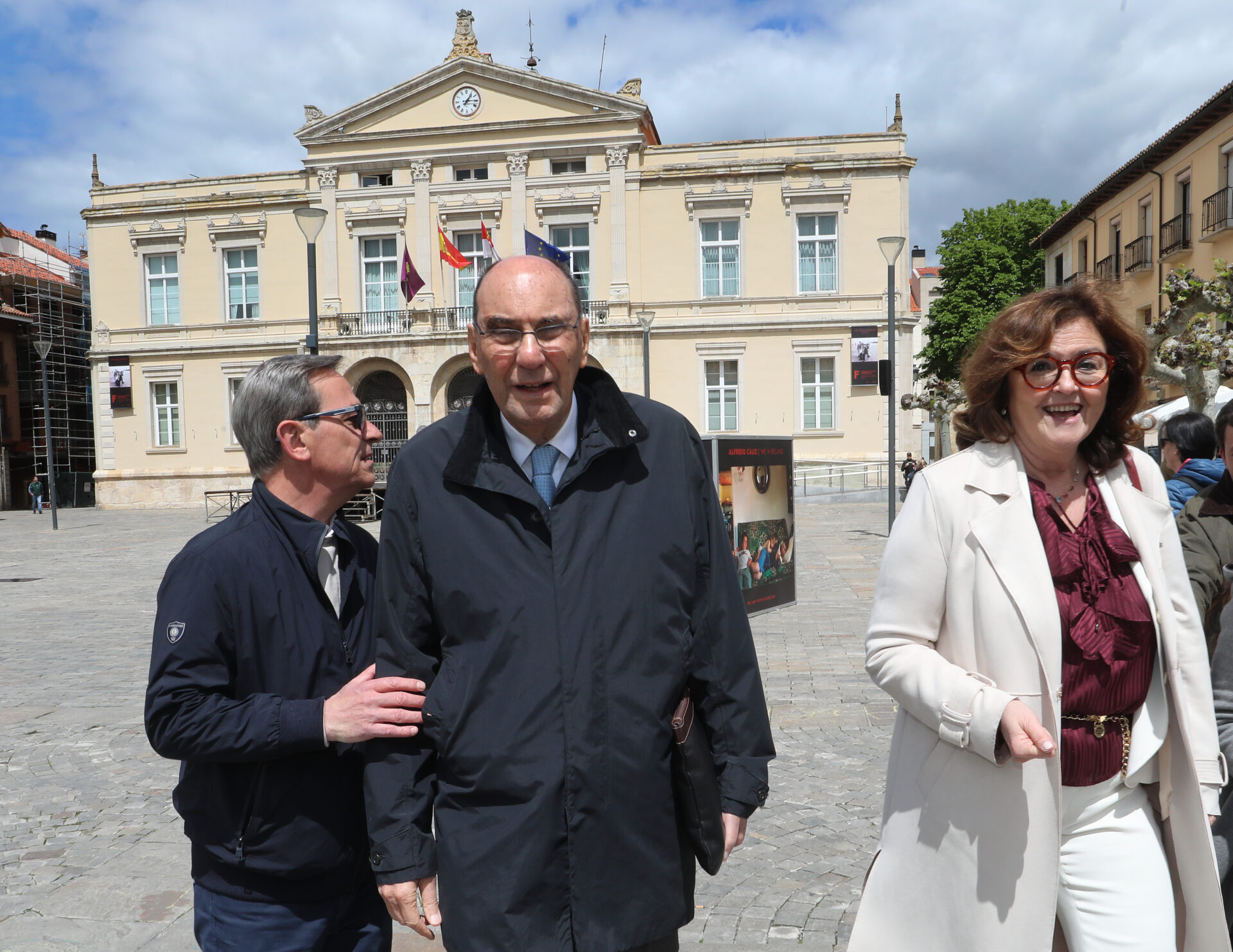 El fundador de Vox Alejo Vidal-Quadras, en la plaza Mayor, junto a  la concejal Sonia Lalanda; y al concejal Emilio Polo, antes de su charla “España 2025: ¿una nueva etapa?” en el Casino de Palencia. / Brágimo (ICAL)