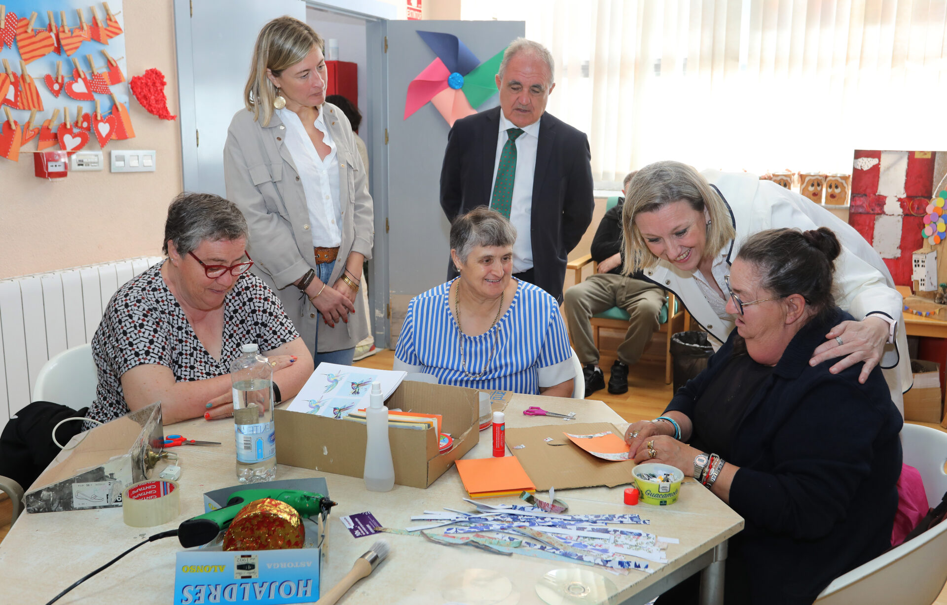 La vicepresidenta de la Junta de Castilla y León y consejera de Familia e Igualdad de Oportunidades, Isabel Blanco, junto a la gerente de la Fundación, Eva del Río,entre otros, visita las instalaciones de la Fundación San Cebrián y charla con algunos de los usuarios de la misma. / Brágimo (ICAL)