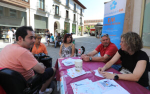 La Asociación de Esclerosis Múltiple de Palencia, liderada por Laura Lobejón(D), su secretaria, se ha convertido en un faro de esperanza para sus 90 socios, de los cuales 58 son personas afectadas y 32 son colaboradores y familiares, en la imagen mesa instalada, por motivo del Día Mundial de la Esclerosis Múltiple, en la calle Mayor. Fotografía: Brágimo (ICAL)
