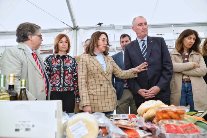 Visita a la carpa con los proyectos de cooperación de desarrollo rural Leader Tour Segovia
