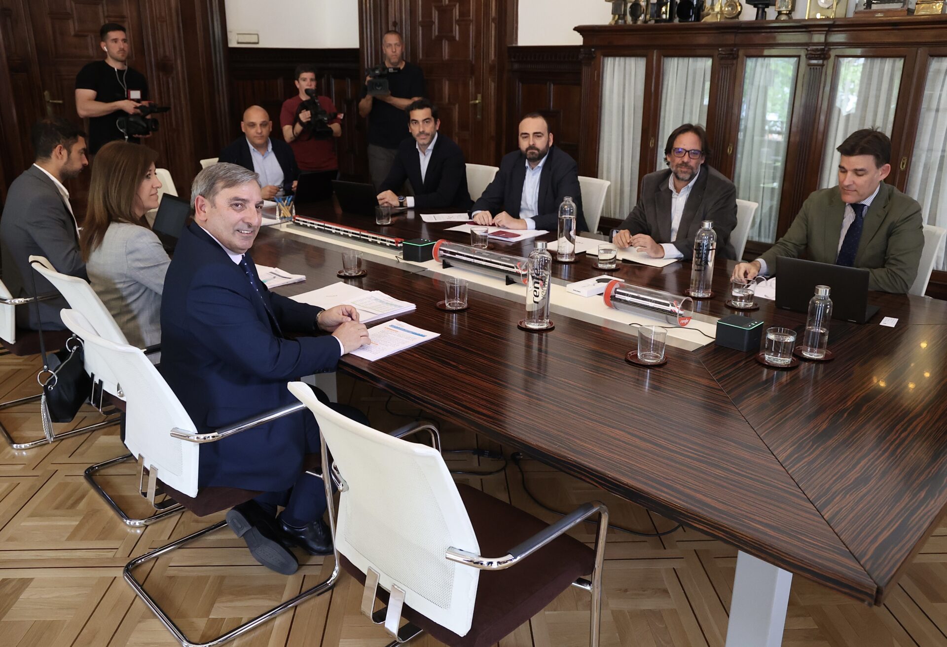 El consejero de Movilidad y Transformación Digital, José Luis Sanz Merino y la directora general de transportes y logística, Laura Paredes, mantienen una reunión con el presidente de Renfe, Álvaro Fernández Heredia.