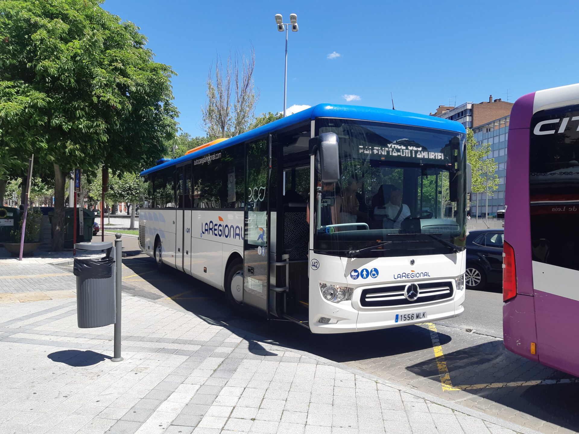 Un autocar interurbano en la capital palentina. / Óscar Herrero