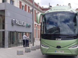 Uno de los autobuses encargados en mayo del trasbordo de viajeros entre Venta de Baños y Palencia. / Óscar Herrero
