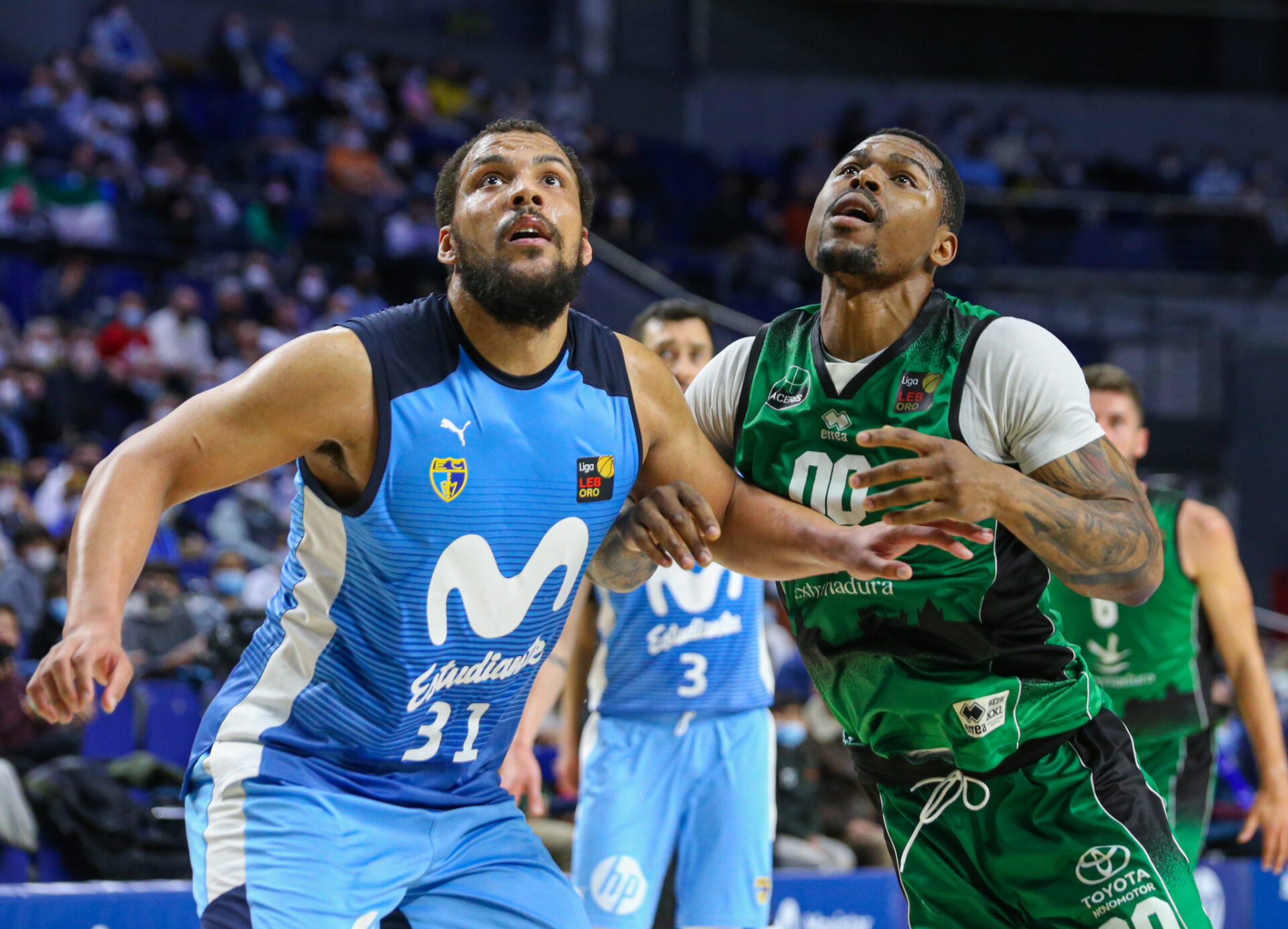 Mbala, con la camiseta del Cáceres, ante Larsen. / Estudiantes