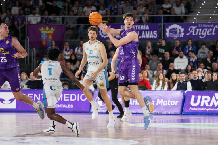 Lovro, en el partido ante el Menorca. / Víctor Garrido @ferropenico (Palencia Baloncesto)