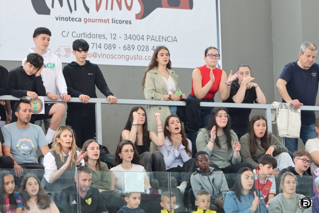 Afición en el Pabellón Mariano Haro apoyando al Club Balonmano Palencia Femenino. @fotografiardiaz