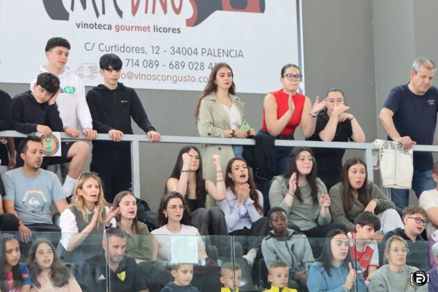 Afición en el Pabellón Mariano Haro apoyando al Club Balonmano Palencia Femenino. @fotografiardiaz
