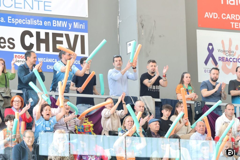 Afición en el Pabellón Mariano Haro apoyando al Club Balonmano Palencia Femenino. @fotografiardiaz