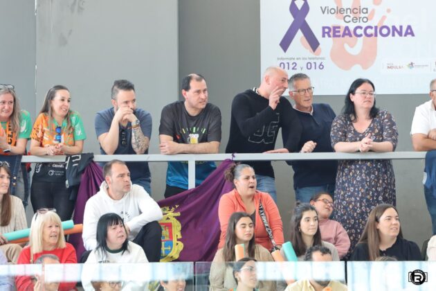 Afición en el Pabellón Mariano Haro apoyando al Club Balonmano Palencia Femenino. @fotografiardiaz