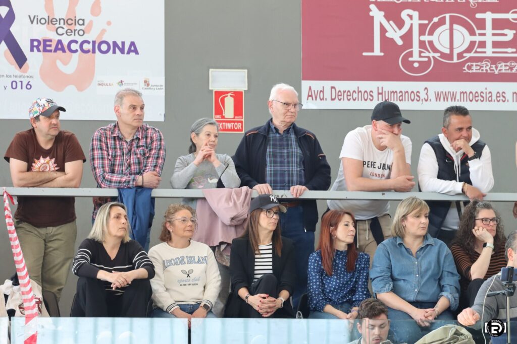 Afición en el Pabellón Mariano Haro apoyando al Club Balonmano Palencia Femenino. @fotografiardiaz