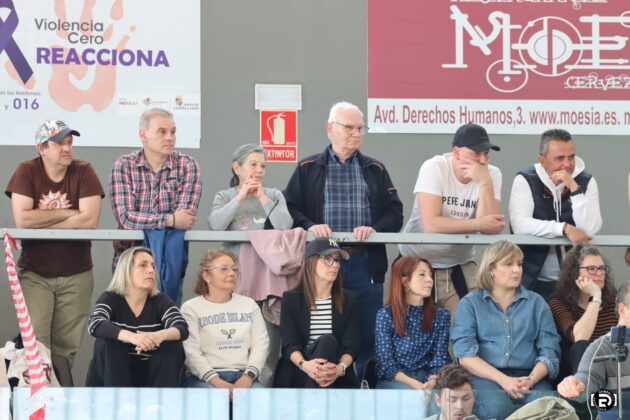 Afición en el Pabellón Mariano Haro apoyando al Club Balonmano Palencia Femenino. @fotografiardiaz
