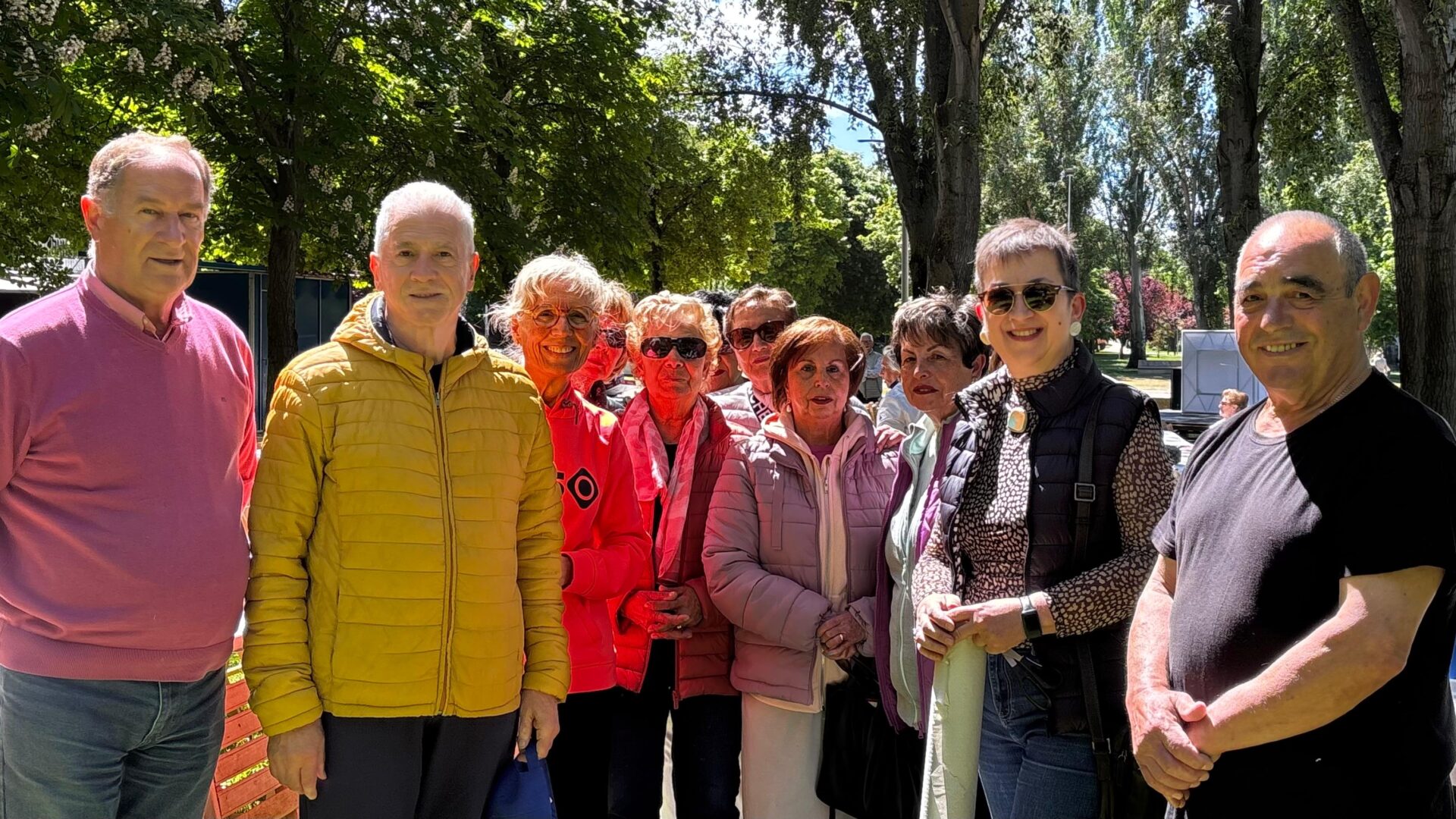 María Jesús Prieto (segunda persona por la derecha), junto a participantes del Aula de Mayores