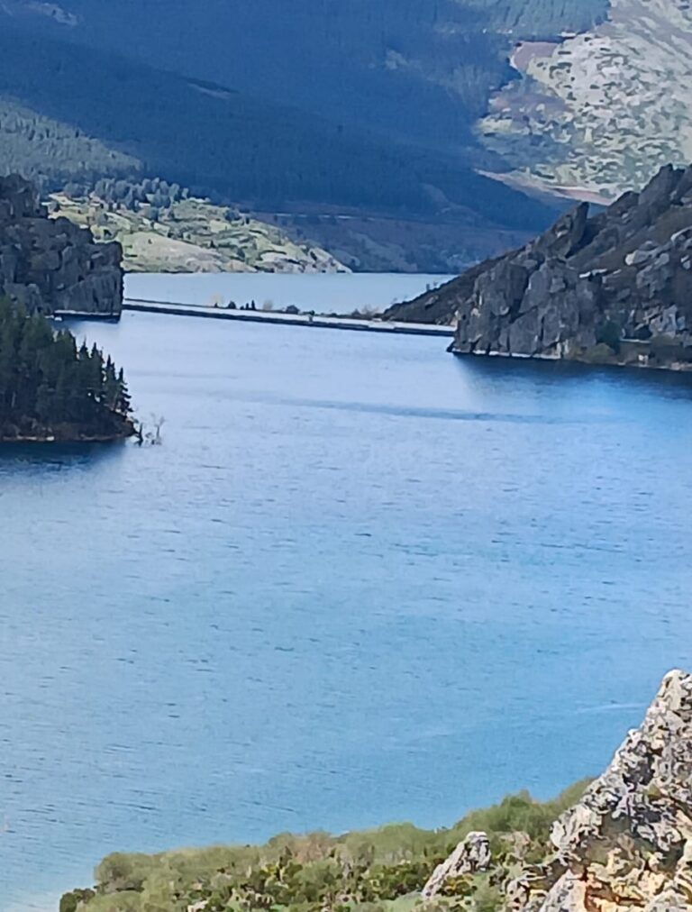 Vista de las láminas de agua de los embalses de Camporredondo (en primer término) y el de Compuerto con la presa de Camporredondo casi inapreciable. / Ayuntamiento de Velilla del Río Carrión