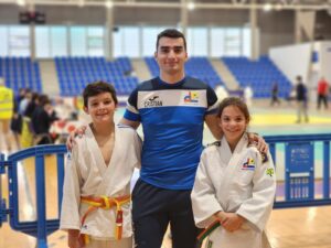 David Pozo, el técnico Cristian Barcenilla y Esther Gil