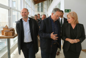 La consejera de Industria, Comercio y Empleo, Leticia García; junto al presidente de la la Fundación Santa María La Real del Patrimonio Histórico, Ignacio Fernández Sobrino(C); y al delegado Institucional en Castilla y León de Iberdrola España, Miguel Calvo(I), antes de la firma de un convenio de colaboración para la puesta en marcha del programa. Foto: ICAL