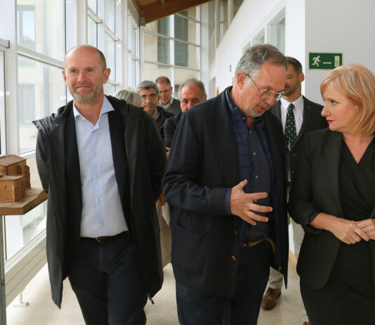 La consejera de Industria, Comercio y Empleo, Leticia García; junto al presidente de la la Fundación Santa María La Real del Patrimonio Histórico, Ignacio Fernández Sobrino(C); y al delegado Institucional en Castilla y León de Iberdrola España, Miguel Calvo(I), antes de la firma de un convenio de colaboración para la puesta en marcha del programa. Foto: ICAL