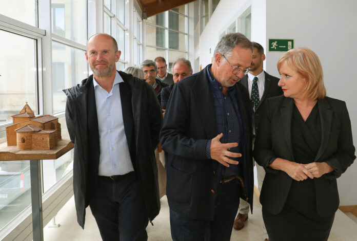 Firma-convenio-Santa-María-La-Real La consejera de Industria, Comercio y Empleo, Leticia García; junto al presidente de la la Fundación Santa María La Real del Patrimonio Histórico, Ignacio Fernández Sobrino(C); y al delegado Institucional en Castilla y León de Iberdrola España, Miguel Calvo(I), antes de la firma de un convenio de colaboración para la puesta en marcha del programa. Foto: ICAL