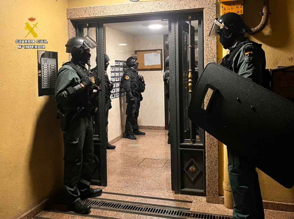 Hallan cinco armas de fuego en una casa de Villamuriel donde se realizaron tres disparos