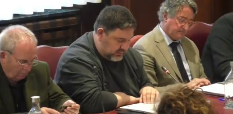 Eduardo Hermida, diputado de IU-Podemos durante la lectura dela moción.