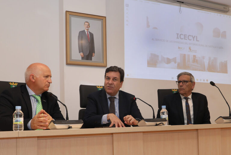 El consejero de Economía y Hacienda y portavoz, Carlos Fernández Carriedo, presenta los nuevos apoyos que el Instituto para la Competitividad Empresarial de Castilla y León (ICECYL) brinda al tejido empresarial en el ámbito rural. Fotografía: Brágimo (ICAL)