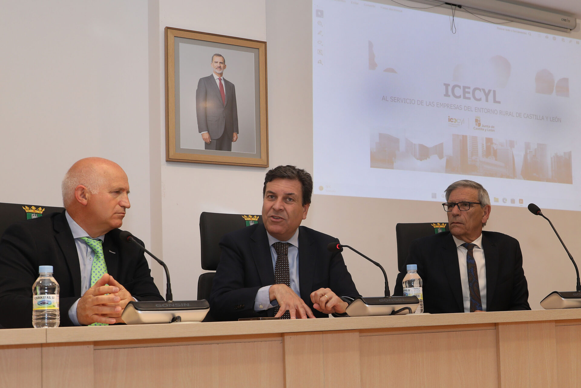 El consejero de Economía y Hacienda y portavoz, Carlos Fernández Carriedo, presenta los nuevos apoyos que el Instituto para la Competitividad Empresarial de Castilla y León (ICECYL) brinda al tejido empresarial en el ámbito rural. Fotografía: Brágimo (ICAL)