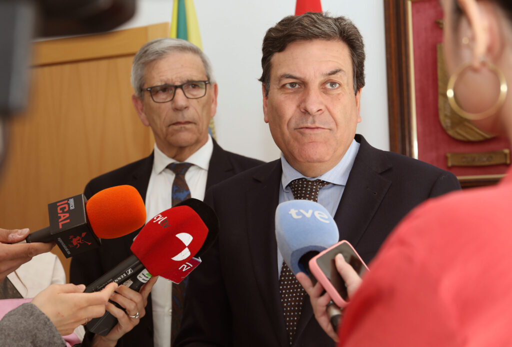 El consejero de Economía y Hacienda y portavoz, Carlos Fernández Carriedo, presenta los nuevos apoyos que el Instituto para la Competitividad Empresarial de Castilla y León (ICECYL) brinda al tejido empresarial en el ámbito rural. Fotografía: Brágimo (ICAL)