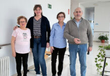 La presidenta de la asociación de Fibromialgia, Pilar Fernández (tercera por la izquierda) junto con integrantes de la Asociación, en su local en el Centro Social de San Juanillo, en Palencia