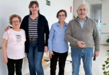 La presidenta de la asociación de Fibromialgia, Pilar Fernández (tercera por la izquierda) junto con integrantes de la Asociación, en su local en el Centro Social de San Juanillo, en Palencia