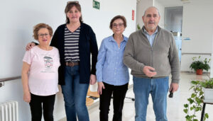 La presidenta de la asociación de Fibromialgia, Pilar Fernández (tercera por la izquierda) junto con integrantes de la Asociación, en su local en el Centro Social de San Juanillo, en Palencia