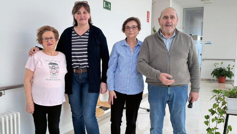 La presidenta de la asociación de Fibromialgia, Pilar Fernández (tercera por la izquierda) junto con integrantes de la Asociación, en su local en el Centro Social de San Juanillo, en Palencia