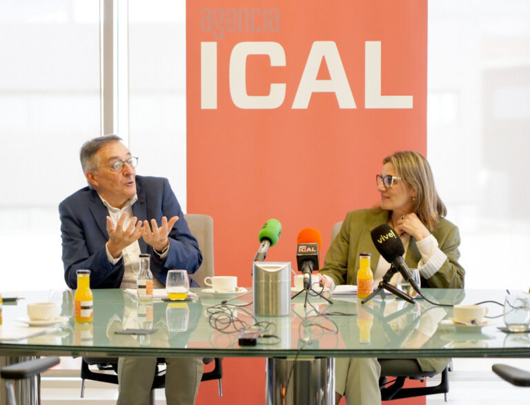 Aeice, Clúster de Hábitat Eficiente de Castilla y León, participa en los Desayunos de Ical. Asisten, la presidenta, Estíbaliz González y el director Enrique Cobreros