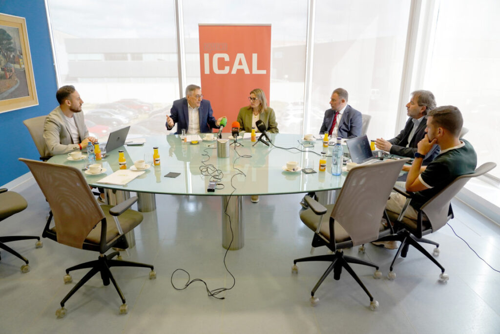 Aeice, Clúster de Hábitat Eficiente de Castilla y León, participa en los Desayunos de Ical. Asisten, la presidenta, Estíbaliz González y el director Enrique Cobreros
