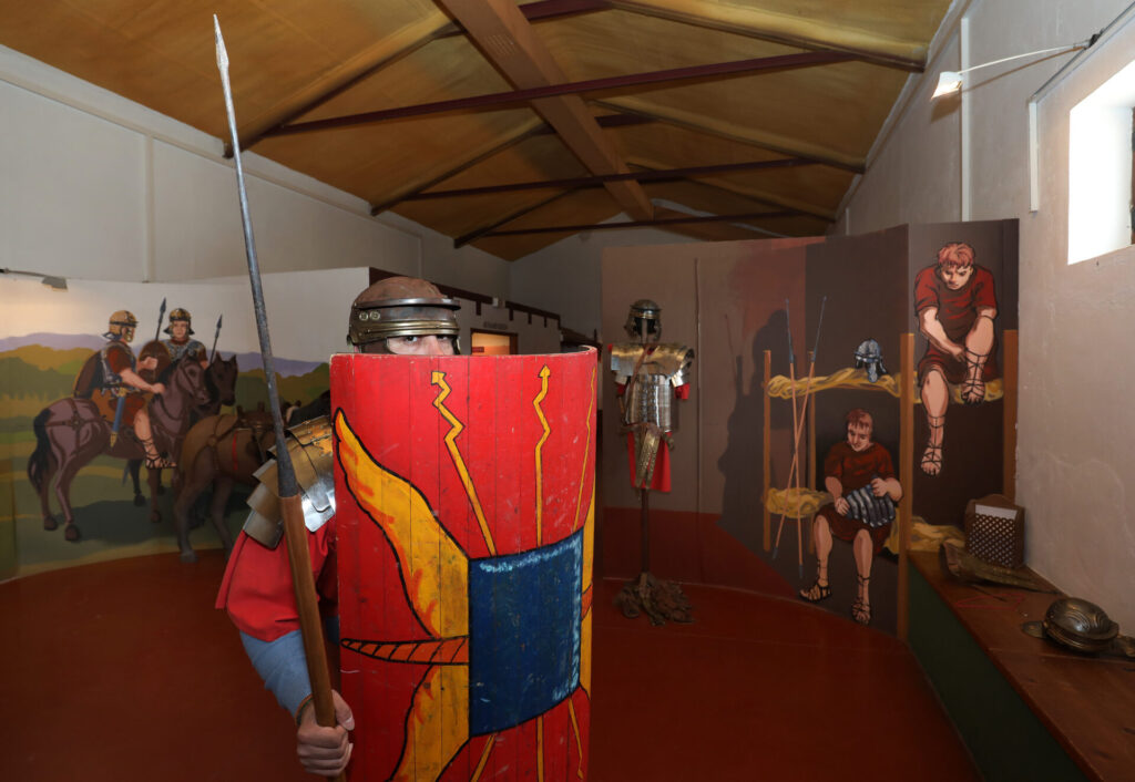 Aula de arqueología de Herrera de Pisuerga(Palencia), aula didáctica sobre la sociedad romana con recreaciones del mundo militar y del mundo del ocio en la época romana, en la imagen la guia Maria del Rosario Izquierdo