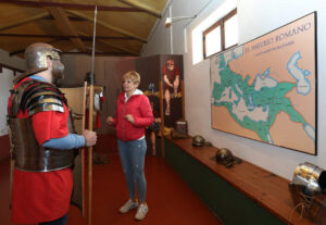 Aula de arqueología de Herrera de Pisuerga(Palencia), aula didáctica sobre la sociedad romana con recreaciones del mundo militar y del mundo del ocio en la época romana, en la imagen la guia Maria del Rosario Izquierdo