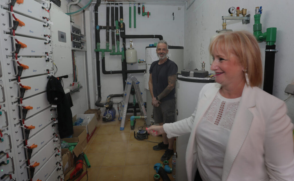 La consejera de Industria, Comercio y Empleo, Leticia García(D), asiste a la presentación de las taquillas inteligentes del Mercado de Abastos de Palencia,en la imagen; tambien ha visitado las mejoras realizadas en el mercado como la sala de calderas alimentadas por aerotermia y energía solar. Fotografía: Brágimo (ICAL)