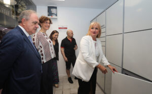 La consejera de Industria, Comercio y Empleo, Leticia García(D), asiste a la presentación de las taquillas inteligentes del Mercado de Abastos de Palencia,en la imagen; tambien ha visitado las mejoras realizadas en el mercado como la sala de calderas alimentadas por aerotermia y energía solar. Fotografía: Brágimo (ICAL)