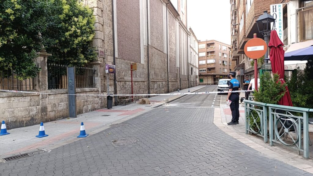 Cae a la vía pública una piedra de grandes dimensiones tras desprenderse de una cornisa de la iglesia de La Compañía. ICAL