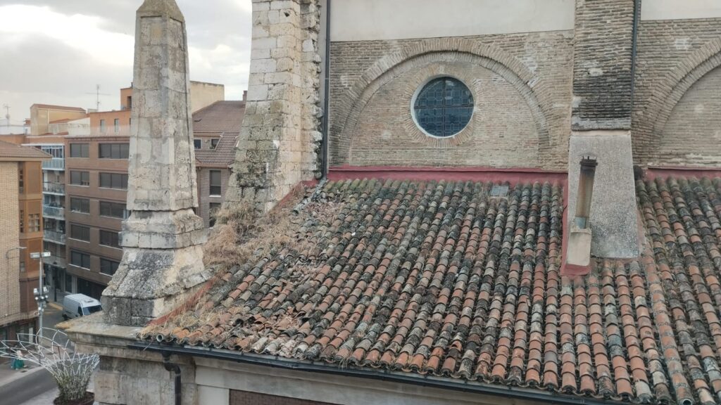 Cae a la vía pública una piedra de grandes dimensiones desde la iglesia de La Compañía (Palencia)