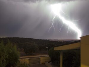 Esta noche se han producido en la provincia fuertes tormentas eléctricas, en la imagen un rayo en el campo charro