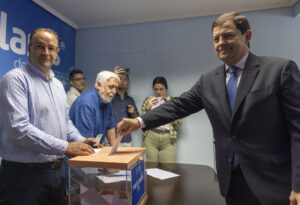 Alfonso Fernández Mañueco vota en las primarias del PP. Fotografía: Susana Martín (ICAL)